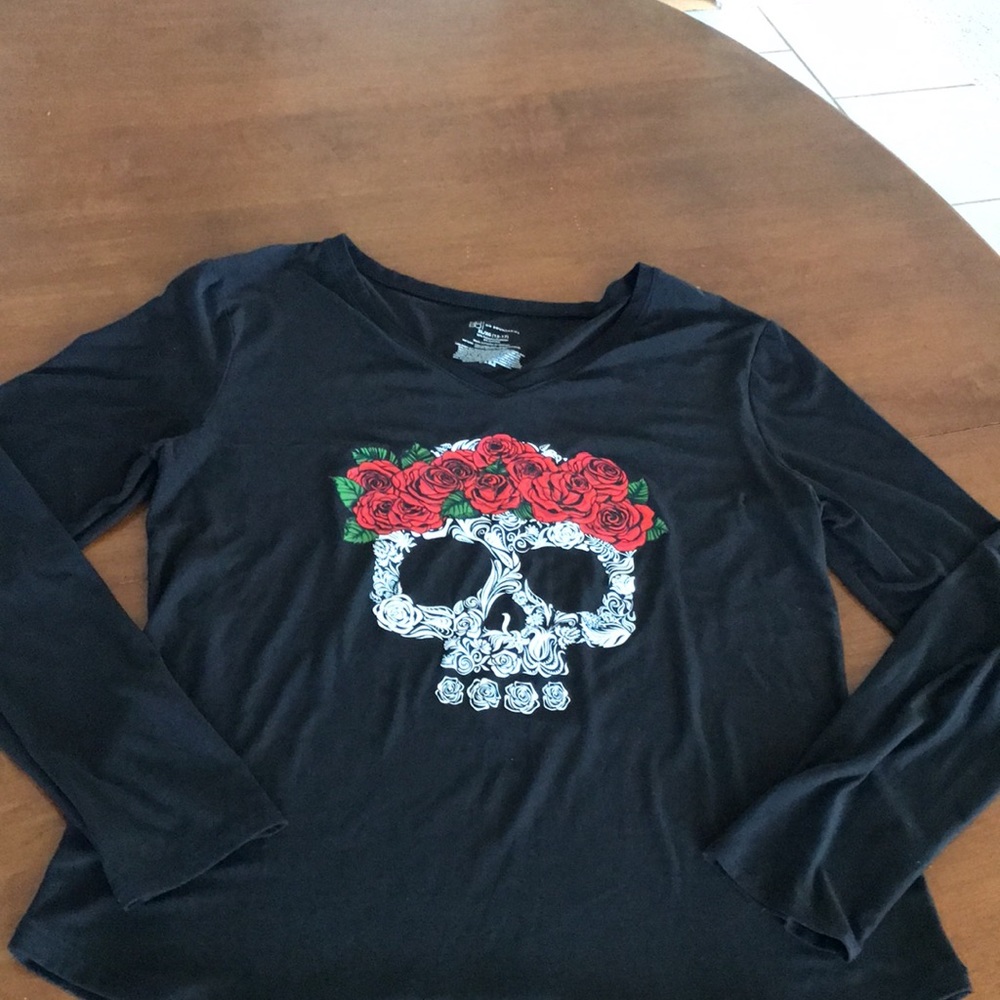 No Boundaries size XL (15/17) long sleeved t-shirt w skull and roses. Like New!!